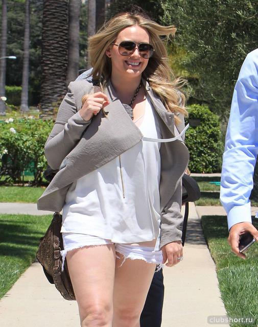 21701_hilary-duff-in-shorts-in-beverly-hills-11.jpg